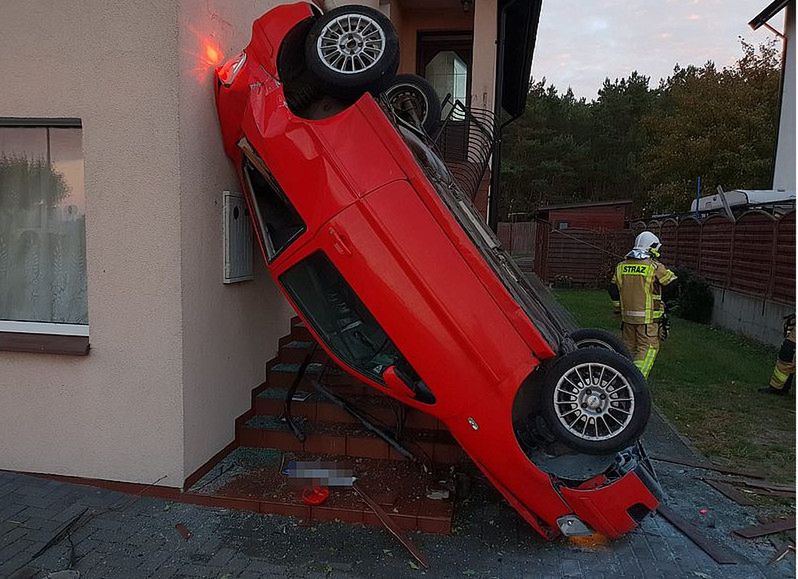 Wjechanie w dom to rzadki powód wypadku. To z Chałup na pewno będzie najbardziej niezwykłym w 2018 r.