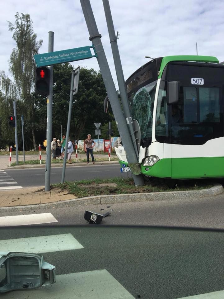 Kierowca autobusu wjechał w latarnię, 15 osób jest rannych