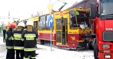 Tramwaj zderzył się z TIR-em