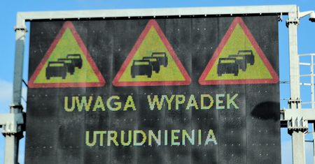 Łódzkie: Cysterna uderzyła w autobus z polskimi żołnierzami. Są ranni