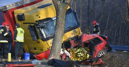 Dolny Śląsk. Tragiczne zderzenie tira i osobówki. Są ofiary
