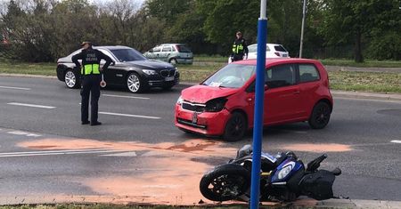 Mokotów. Zderzyły się dwa auta i motocykl. Ranny maturzysta