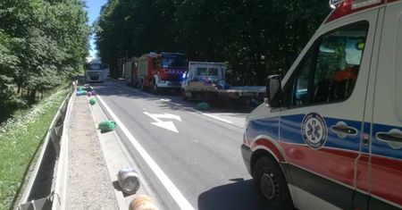 Butle z gazem na jezdni DK20. Wypadek koło Kościerzyny