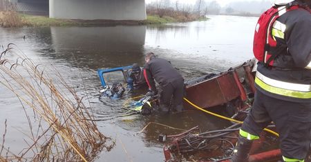 Znane są przyczyny tragedii w Pile. Ciężarówka spadła z mostu, kierowca się utopił