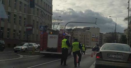 Warszawa. Wypadek z udziałem trzech aut na Ochocie. Samochód znalazł się na słupie