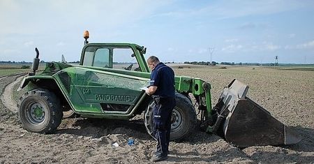 Pijany rolnik przejechał kobietę podczas prac polowych. Trafiła do szpitala