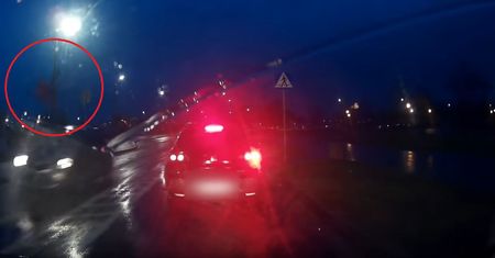 Wypadek w Rumi. Kobietę wyrzuciło w powietrze z ogromną siłą. Wstrząsające nagranie