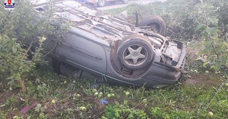 Pijany mężczyzna wiózł troje dzieci. Nie przypiął ich pasami i spowodował wypadek