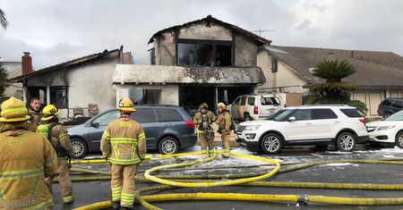 USA: samolot rozpadł się w powietrzu i spadł na osiedle domów w Kalifornii. Są ofiary śmiertelne i ranni