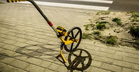 Wypadek w Sosnowcu na zakręcie mistrzów. Jedno z aut dachowało