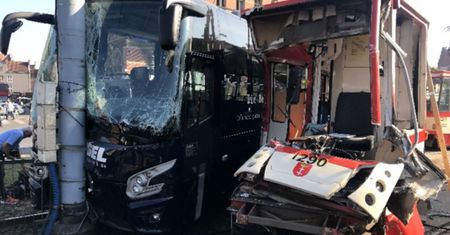 Gdańsk. Zderzenie autobusu z tramwajem. 12 rannych w wypadku przed Bramą Wyżynną. Zobacz nagranie