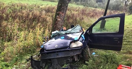 Samochód rozbity na drzewie. Śmiertelny wypadek w Falniowie pod Miechowem
