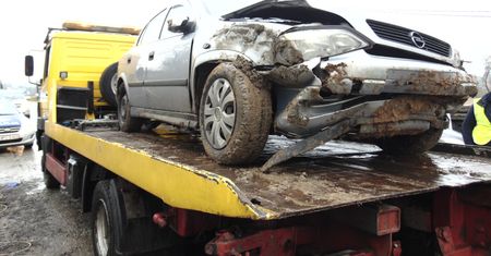 Zjechała ze skarpy, bo uwierzyła nawigacji. Nietypowy wypadek koło Brzeska