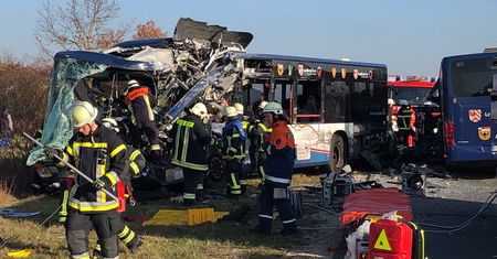 Niemcy: czołowe zderzenie dwóch autobusów. Jest wielu rannych, w tym dzieci