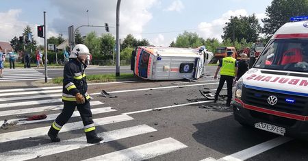 Wypadek karetki w Bolesławiu w Małopolsce. Nie żyje kierowca, pielęgniarka ranna