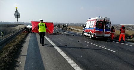 Świecie: ciężarówka spadła z wiaduktu na drogę i stanęła w płomieniach. 1 osoba nie żyje, dwie są ranne
