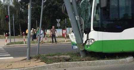 Białystok: autobus uderzył w słup. 15 osób rannych