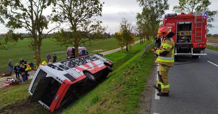 Wypadek autobusu z dziećmi pod Kętrzynem. Wielu rannych