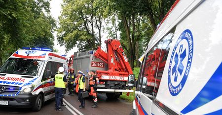 Lubin. Ciężarówka wbiła się w drzewo. Jedna osoba nie żyje, trzy są ranne