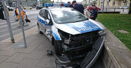 Wypadek z udziałem radiowozu. Jest ranny policjant