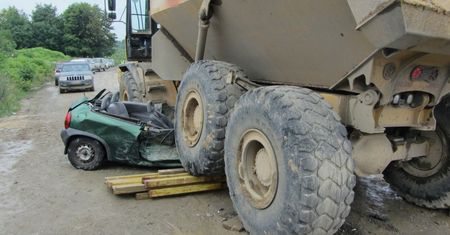 Tragedia na budowie. Maszyna zmiażdżyła auto, nie żyje kobieta