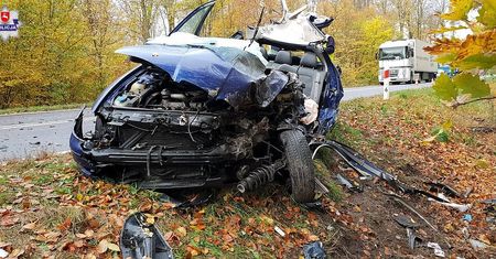 Tragiczny wypadek w Podhuciu. Kierowca wjechał w busa