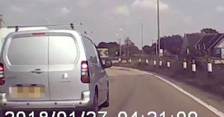Wielka Brytania. Van wzbił się na 4 metry. Niezwykłe nagranie groźnego wypadku