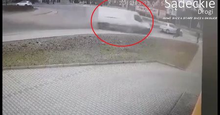 Auto przejechało przez rondo i uderzyło pieszego. 15-latek w szpitalu