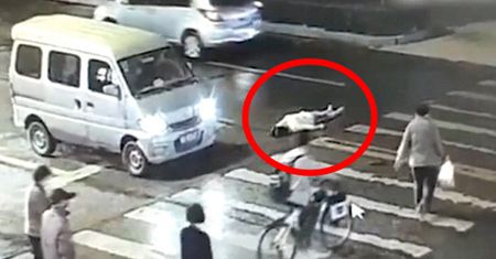 Ludzie nic nie zrobili. Patrzyli, jak przejeżdża ją kolejne auto