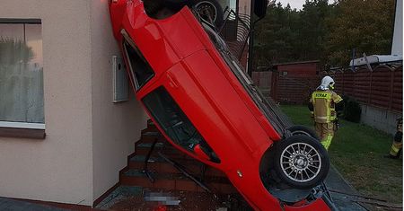 Samochód zawisł nad schodami do domu. Niezwykłe zdarzenie w Chałupach