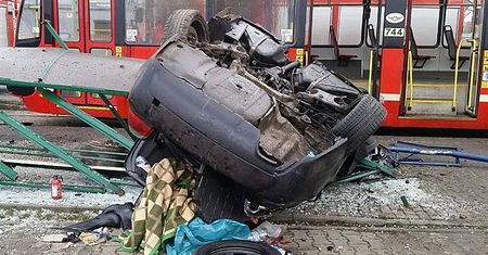 BMW koziołkując zmiażdżył przystanek tramwajowy w Rudzie Śląskiej