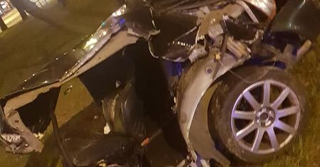 Rozpędzone audi wbiło się w słup w Warszawie. Przerażające szczegóły tragedii