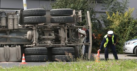 Makabryczny wypadek pod Warszawą. Betoniarka przygniotła auto