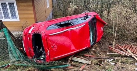 Auto przebiło się przez ogrodzenie. Dwoje dzieci trafiło do szpitala