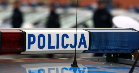 Wypadek w centrum Warszawy. Ranna kobieta, auto na boku