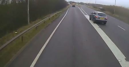 Auto przeleciało nad rondem. Pijana matka wiozła dziecko