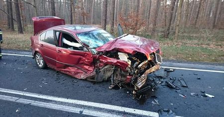 Trzy zmiażdżone auta, siedem osób rannych. Wypadek w Łódzkiem