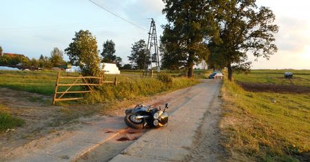 Wypadek w Bartoszycach. Motocyklista wjechał w gumową linę