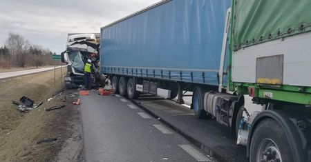 Mszczonów: zderzenie 4 ciężarówek. Jedna osoba nie żyje