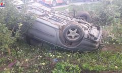 Pijany mężczyzna wiózł troje dzieci. Nie przypiął ich pasami i spowodował wypadek