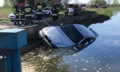 Z rzeki wyłowiono samochód. W środku dwa ciała