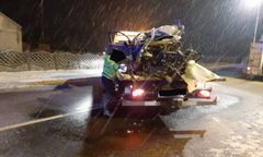 Tragiczny wypadek pod Mszczonowem. Nie żyje 36-letni ksiądz, ciężarówka zmiażdżyła jego samochód