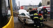 Wola. Jaguar wjechał pod tramwaj