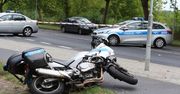 Samochód potrącił policjanta-motocyklistę na sygnale