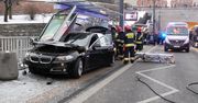 Wjechał BMW w przystanek autobusowy. Dostanie 200 zł mandatu