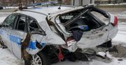 Radiowóz dachował po zderzeniu. Ranni dwaj policjanci