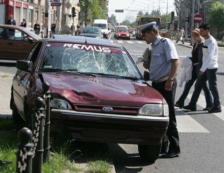 Samochód wjechał w pieszych - 5 osób rannych