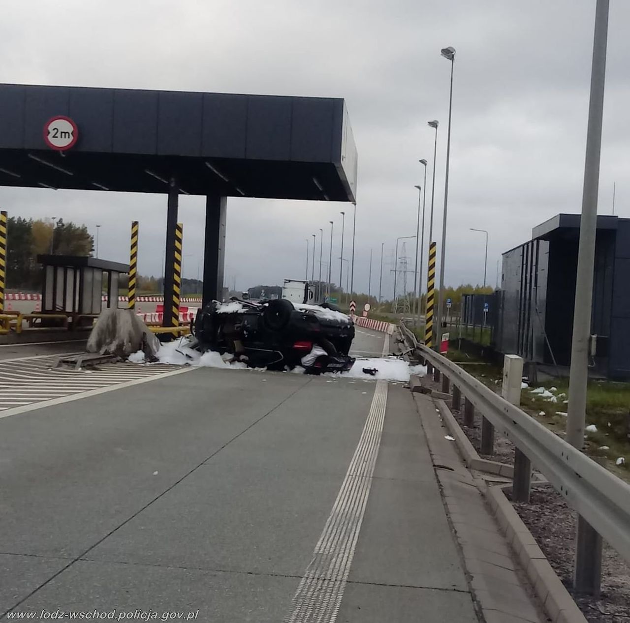 BMW uderzyło w nieczynny punkt poboru opłat na S8. Licznik zatrzymał się na 200 km/h