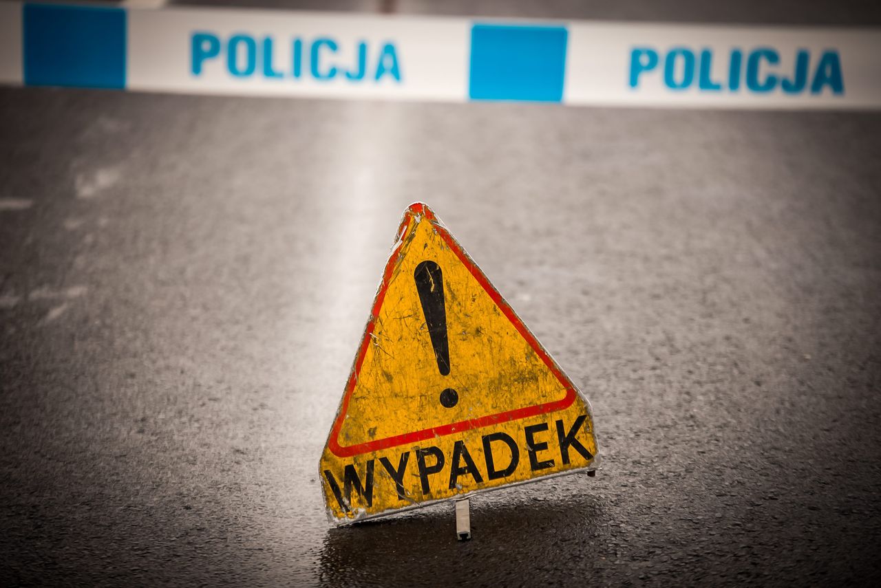 Dachował i wylądował w rowie. Wypadek samochodu z żołnierzami