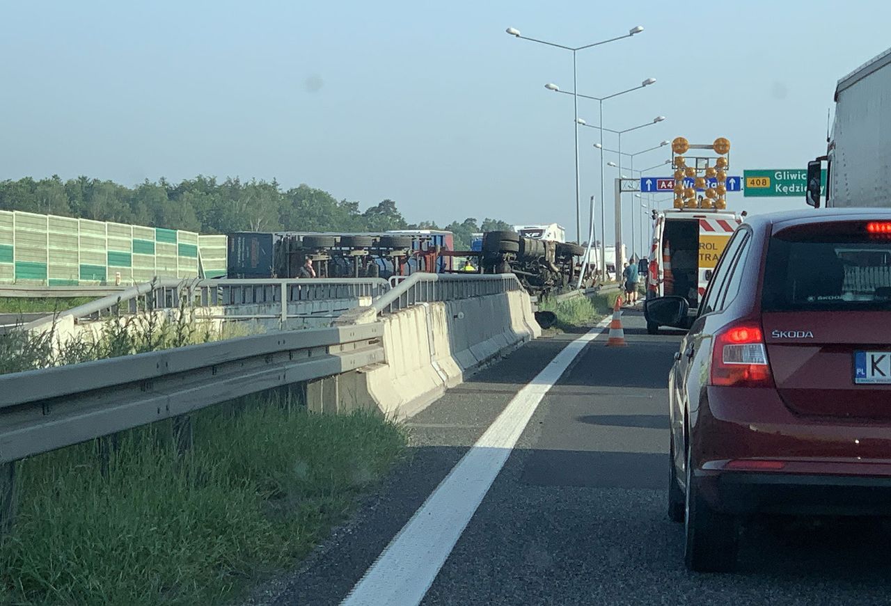 Wypadek i zablokowana A4 w Gliwicach. Przewrócony tir na jezdni